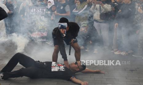 Suporter Arema FC (Aremania) melakukan aksi teatrikal saat berunjuk rasa memperingati 40 Hari Tragedi Kanjuruhan. Komnas HAM mengatakan akan pelajari laporan tragedi kemanusiaan di Stadion Kanjuruhan