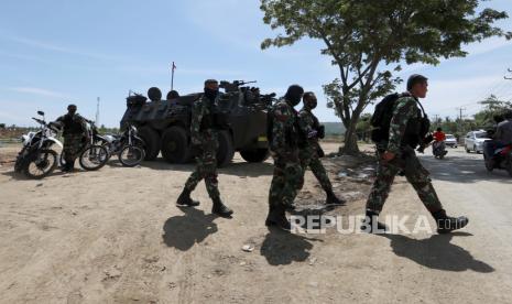 Tentara Indonesia berjalan di dekat Sirkuit Internasional Mandalika di Mandalika, Pulau Lombok, Indonesia, Kamis, 18 November 2021. Sirkuit yang baru dibangun ini bersiap untuk menjadi tuan rumah Kejuaraan Dunia Superbike pada 19-21 November 2021.