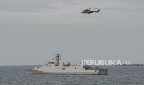 Kapal Baruna Jaya Bantu Cari Kotak Hitam Sriwijaya Air. Helikopter EC 725 Caracal TNI AU terbang di atas KRI I Gusti Ngurah Rai-332 saat pencarian korban dan puing pesawat Sriwijaya Air SJ 182 di perairan Kepulauan Seribu, Jakarta, Senin (11/1/2021). Operasi pertolongan dan pencarian kecelakaan pesawat Sriwijaya Air SJ-182 pada hari ketiga difokuskan pada pencarian di bawah permukaan laut, baik untuk jenazah penumpang, serpihan potongan bagian pesawat terbang, maupun kotak hitam. 