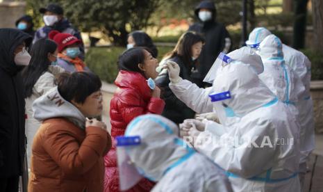 Jelang Imlek, China Perketat Pembatasan Dekat Beijing. Dalam foto yang dirilis oleh Kantor Berita Xinhua, pekerja medis dengan pakaian pelindung mengambil sampel dari penduduk dekat daerah pemukiman di Shijiazhuang di provinsi Hebei China utara pada hari Rabu, 6 Januari 2021. Tindakan penguncian diberlakukan di provinsi China utara di mana Kasus virus korona lebih dari dua kali lipat di wilayah dekat Beijing yang akan menjadi tuan rumah beberapa acara di Olimpiade Musim Dingin tahun depan.