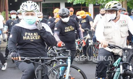 Gubernur Jawa Timur Khofifah Indar Parawansa (kiri) didampingi Bupati Tulungagung Maryoto Birowo (kanan) dan Sekdaprov Jatim Heru Tjahjono (tengah) bersiap mengayuh sepeda dalam acara 