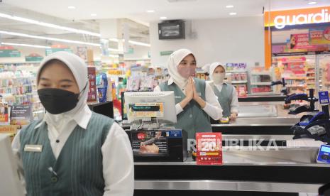 Pekerja menyapa pengunjung yang sedang berbelanja di Ranch Market Jakarta, Selasa (6/6/2023). Indef menyarankan PPN 12 persen diterapkan pada sektor tertentu.