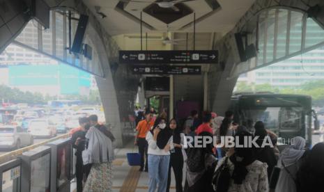 Sejumlah penumpang saat akan menaiki Bus Transjakarta di Halte Bundaran HI, Jakarta Pusat. Halte Transjakarta Bundaran Hotel Indonesia kini sudah terhubung dengan stasiun MRT.