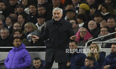 Jose Mourinho saat menangani Tottenham Hotspur.