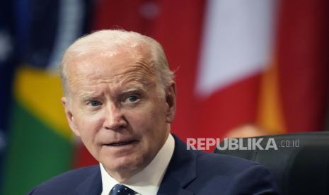 FILE - Presiden Joe Biden berbicara dalam pertemuan Kemitraan untuk Infrastruktur dan Investasi Global di KTT G20, 15 November 2022, di Nusa Dua, Bali, Indonesia. Biden memperkuat kebijakan AS yang bertujuan membendung kekerasan seksual di zona konflik perang. Pada Senin, 28 November, dia akan menandatangani memorandum presiden yang akan mengangkat masalah tersebut ke tingkat kemungkinan pelanggaran hak asasi manusia yang serius yang memicu sanksi dan pembatasan lain terhadap pelaku asing.