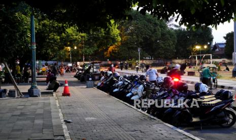 Deretan kendaraan bermotor pengunjung parkir di Alun-alun Selatan Yogyakarta.