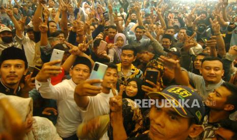 Calon wakil presiden nomor urut 2 Gibran Rakabuming Raka (tengah) berfoto dengan para pendukung saat dialog Gibran Mendengar di Slawi, Kabupaten Tegal, Jawa Tengah, Senin (29/1/2024).