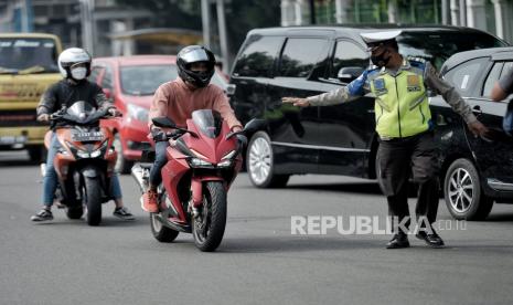 Malam Libur, Polda Metro Jaya Razia Knalpot Bising. Foto ilustrasi: Petugas Kepolisian melakukan razia pengendara motor yang menggunakan knalpot bising di kawasan Monumen Nasional (Monas), Jakarta, Ahad (7/3). Direktorat Lalu Lintas Polda Metro Jaya mengeluarkan kebijakan terkait larangan kendaraan bermotor berknalpot bising melintas di kawasan Monas pada hari Sabtu dan Minggu guna memberikan kenyamanan bagi warga yang hendak berolahraga di area tersebut. Republika/Thoudy Badai