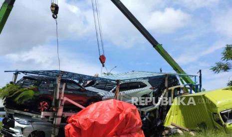 Salah satu truk trailer yang terlibat kecelakaan di tol Semarang-Solo di KM 487+600 sedang dilakukan proses evakuasi dari lokasi, Jumat (14/4/2023). Korban meninggal dalam kecelakaan beruntun di Tol Boyolali, Jateng terus bertambah.