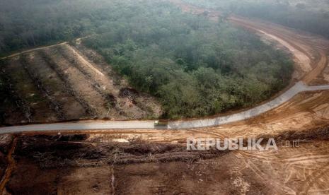 Foto udara aktivitas kendaraan bermuatan tanah di lokasi pembangunan Jalan Tol Bayung Lencir -Tempino Seksi 3 di Muaro Sebapo, Muaro Jambi, Jambi, Kamis (13/7/2023). Pembebasan lahan untuk pembangunan jalan tol yang menghubungkan Jambi dengan Sumatera Selatan sepanjang 15 kilometer lebih itu telah mencapai 96 persen dan ditargetkan bisa difungsikan pada Desember 2024 itu . 