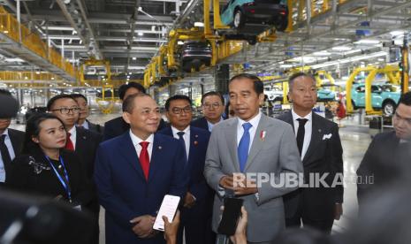 Presiden Joko Widodo bersama Vingroup Chairman and VinFast Global CEO Pham Nhat Vuong di pabrik VinFast EV dibHai Phong, Vietnam, Sabtu (13/1/2024).