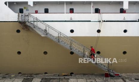 Anak buah kapal naik ke atas KM Lambelu yang bersandar di Pelabuhan Makassar, Sulawesi Selatan, Kamis (6/5). PT Pelayaran Nasional Indonesia (Persero) atau Pelni kembali melayani penjualan tiket kapal secara online pada masa pengetatan setelah mudik Hari Raya Idul Fitri 1442 H sesuai dengan SE Kasatgas Nomor 13 Tahun 2021. 