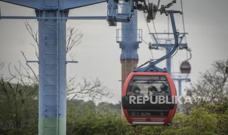 Komisi B DPRD DKI Jakarta Abdul Aziz menyatakan, PT Pembangunan Jaya Ancol wajib menjamin transparansi dan akuntabilitas soal pemberian pinjaman dari Bank DKI sebesar Rp 1,2 triliun. (Foto: Kereta gantung di Ancol)