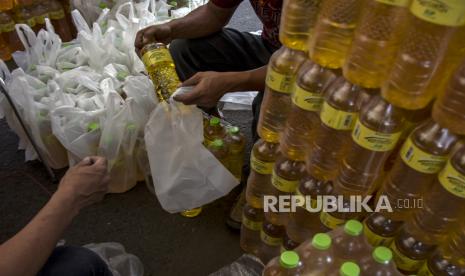 Petugas menata minyak goreng subsidi Minyakita di Pasar Murah di Taman Sawah Kurung, Jalan Sawah Kurung, Regol, Kota Bandung, Jawa Barat, Selasa (14/3/2023). Kantor Perwakilan Bank Indonesia (BI) Provinsi Papua Barat dan Tim Pengendalian Inflasi Daerah (TPID) Kota Sorong membangun komitmen bersama untuk mengantisipasi sekaligus mengendalikan inflasi Hari Besar Keagamaan Nasional (HBKN) Idul Fitri 1444 H.