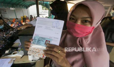 Guru honorer menunjukkan dokumen buku tabungan bank BNI saat pencairan bantuan subsidi upah (BSU) di Lhokseumawe, Aceh, Kamis (26/11/2020). Menteri Ketenagakerjaan (Menaker) Ida Fauziyah mengatakan realisasi penyaluran bantuan subsidi upah (BSU) hingga akhir 2020 mencapai 98,91 persen dari target yang ditetapkan.