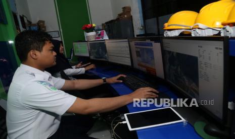 Petugas BMKG memantau perkembangan gempa bumi tektonik berkekuatan magnitudo 5,9 yang mengguncang wilayah Pantai Barat Laut Halmahera Selatan melalui layar monitor, di Kantor BMKG Stasiun Geofisika Kota Ternate, Maluku Utara, Senin (15/5/2023). Gempa bumi tektonik yang terjadi pukul 00.32 WIT tersebut akibat adanya aktivitas subduksi lempeng laut Maluku yang berjarak 55 km arah Barat Daya Ternate dengan kedalaman 113 km serta dirasakan di Kota Manado, Kotamobagu, Bitung dan tidak berpotensi tsunami sehingga masyarakat di daerah itu diminta tetap tenang dan waspada. 