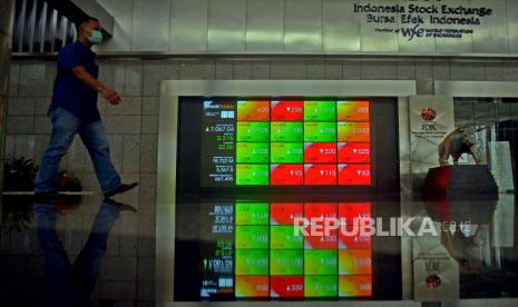 Karyawan melintas di dekat layar pergerakan Indeks Harga Saham Gabungan (IHSG) di gedung Bursa Efek Indonesia. Sejumlah sektor di pasar saham berpotensi mengalami rebound sepanjang pekan ini. Equity Analyst PT Indo Premier Sekuritas, Rifqi Satria Dinandra, mengatakan pergerakan pasar saham akan dipengaruhi data inflasi dan PMI Manufaktur. 