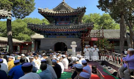 Para imam masjid berjalan beriringan di antara jemaah sebelum memimpin rangkaian shalat Idul Adha di Masjid Niujie, Beijing, China, Kamis (29/6/2023). Shalat Idul Adha di masjid berusia 1.027 tahun itu diikuti sekitar seribu umat Islam. 