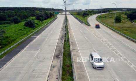 Kendaraan melintas di jalan Tol Trans Sumatera rute Bakauheni-Terbangi Besar di Desa Sabah Balau, Kecamatan Tanjung Bintang, Kabupaten Lampung Selatan, Provinsi Lampung, Kamis (28/5/2020).