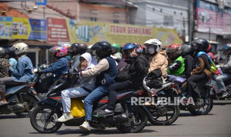 Pemudik dengan mengendarai sepeda motor melintas di Simpang Empat Kanggraksan, Cirebon, Jawa Barat, Ahad (7/04/2024). Gelombang puncak arus mudik di Jalur Utama Pantura Kota dan Kabupaten Cirebon, Jawa Barat, padat merayap. Pemudik yang bergerak dari Jabodetabek menuju Jawa tengah menguasai lalu lintas jalur transnasional tersebut.  Hingga kini, ribuan pemudik motor masih menguasai arus lalu lintas di jalur arteri Pantura. Diperkirakan, lonjakan pemudik motor akan terjadi hingga Minggu dan Senin nanti.