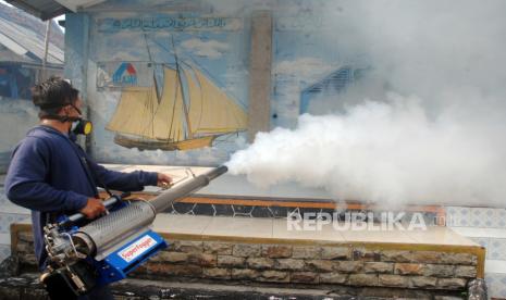 Petugas melakukan pengasapan atau fogging di Laladon Gede, Ciomas, Kabupaten Bogor, Jawa Barat, Ahad (19/9/2021). Dinas Kesehatan Kabupaten Bogor mulai melakukan fogging ke sejumlah wilayah sebagai upaya memutus perkembangbiakan nyamuk Aedes Aegypti yang menyebabkan penyakit Demam Berdarah Dengue (DBD) di awal musim hujan. 