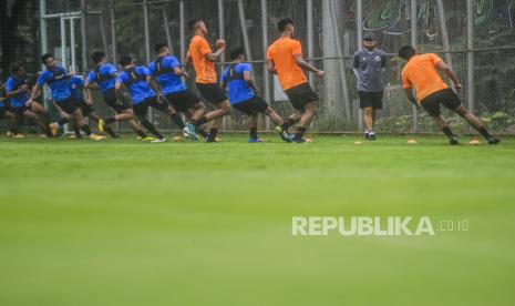 Pelatih Timnas Indonesia Shin Tae Yong (kedua kanan) saat memimpin sesi latihan di Lapangan D Stadion Gelora Bung Karno, Jakarta, Rabu (10/2). Latihan tersebut dalam rangka persiapan jelang mengikuti perhelatan Sea Games ke-31 yang diselenggarakan di Hanoi, Vietnam. Republika/Putra M. Akbar