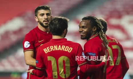  Pemain tim nasional Portugal Renato Sanches (kanan) melakukan selebrasi setelah mencetak keunggulan 3-0 selama pertandingan sepak bola persahabatan antara Portugal dan Andorra, yang diadakan di stadion Luz di Lisbon, Portugal, 11 November 2020.