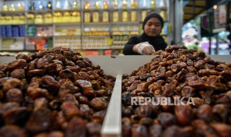 Aneka jenis kurma (Ilustrasi). Sebelum menyantap kurma, ada baiknya memeriksa terlebih dahulu lapisan kulit luar buahnya. Hindari kurma yang memiliki bintik-bintik cokelat.