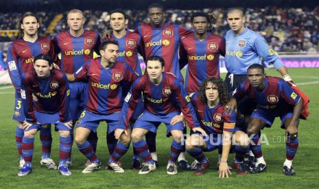  FILE - Dalam file foto 15 Desember 2007 ini para pemain Barcelona berbaris sebelum pertandingan sepak bola Liga Spanyol melawan Valencia di Stadion Mestalla di Valencia, Spanyol. Dari kiri ke kanan, baris atas, Gabriel Milito dari Argentina, Eidur Gudjohnsen dari Islandia, Rafael Marquez dari Meksiko, Yaya Toure dari Pantai Gading, Samuel Etoo dari Kamerun dan Victor Valdes. Baris bawah, kiri ke kanan; Lionel Messi dari Argentina, Xavi Hernandez, Andres Iniesta, Carles Puyol dan Eric Abidal dari Prancis.