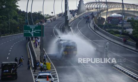 Tingkat Kesembuhan Pasien Covid-19 Bekasi 77 Persen. Mobil Water Canon menyemprotkan cairan disinfektan usai pelaksanaan HBKB (Hari Bebas Kendaraan Bermotor) di Bekasi, Jawa Barat.