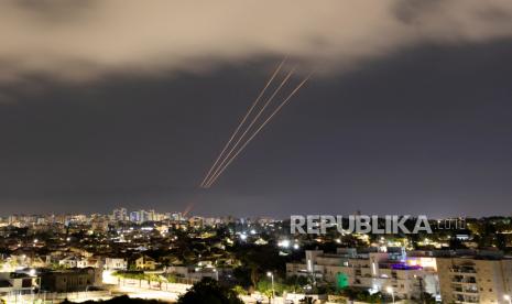 Sistem pertahanan udara Iron Dome Israel diluncurkan untuk mencegat rudal yang ditembakkan Iran, di Israel, Ahad (14/4/2024). Iran melancarkan serangan militer langsung pertamanya terhadap Israel pada hari Sabtu. Militer Israel mengatakan Iran menembakkan lebih dari 100 drone pembawa bom ke arah Israel. Beberapa jam kemudian, Iran mengumumkan bahwa mereka juga telah meluncurkan rudal balistik yang jauh lebih merusak.