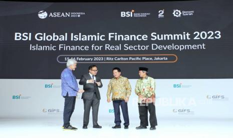 Komisaris Utama PT Bank Syariah Indonesia Tbk (BSI) Adiwarman Azwar Karim, Wakil Menteri BUMN Kartika Wirjoatmodjo, Direktur Utama BSI Hery Gunardi dan Ketua Dewan Pengawas Syariah BSI Hasanudin saat ceremony acara BSI Global Islamic Finance Summit 2023 , Rabu (15/2/2023). 