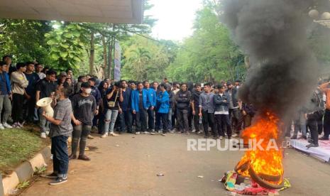 Ratusan mahasiswa Universitas Pancasila berunjuk rasa menuntut Rektor Universitas Pancasila nonaktif Prof Dr Edie Toet Hedratno alias ETH. Pengacara minta mahasiswa bantu suarakan Edie Toet orang baik