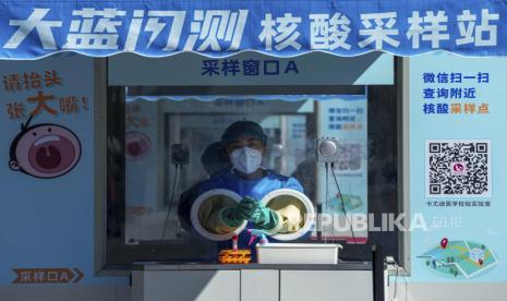  Seorang pekerja medis dengan alat pelindung menunggu untuk melakukan tes COVID-19 di lokasi pengujian virus corona di dekat tempat Pameran Layanan Internasional China (CIFTIS) di Beijing, Rabu, 31 Agustus 2022. Kasus pertama cacar monyet atau monkeypoxdi China ditemukan di Kota Chongqing, Jumat (16/9/2022), yang diidentfikasi sebagai kasus impor. 