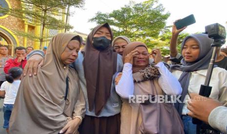 Isak tangis haru mewarnai konferensi pers pengungkapan kasus pembacokan pelajar SMK di Bogor bernama Arya Saputra (16 tahun), Jumat (12/5/2023). Keluarga korban meminta agar pelaku utama yang baru tertangkap dua bulan setelah kejadian, agar dihukum berat atau dihukum mati. 