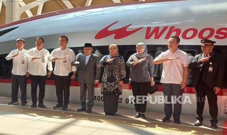 Wakil Presiden (Wapres) KH Maruf Amin untuk pertama kalinya menjajal Kereta Cepat Whoosh saat hendak melakukan kunjungan kerja ke Bandung, Jawa Barat, Kamis (16/11/2023). 