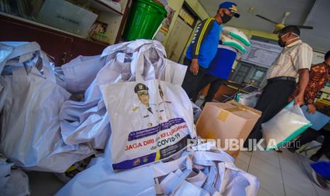 Petugas Dinas Sosial Provinsi NTB menurunkan paket bantuan sembako Jaring Pengaman Sosial (JPS) Gemilang tahap II di Kantor Kelurahan Ampenan Tengah, Ampenan, Mataram, NTB, Kamis (4/6/2020). Pemerintah Kota Mataram, Provinsi Nusa Tenggara Barat, membatalkan rencana pemberian paket bantuan jaring pengaman sosial (JPS) tahun 2021. 