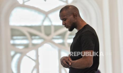 Legenda sepakbola Prancis Eric Abidal bersama jamaah lainnya saat melaksanakan shalat di Masjid At Thohir, Depok, Jawa Barat, Rabu (31/5/2023). Kedatangan mantan pemain tim Barcelona tersebut atas undangan dari Ketua Umum PSSI Erick Thohir dalam rangka memberikan pelatihan kepada pemain muda Indonesia juga sekaligus mengunjungi sejumlah tempat seperti Masjid Istiqlal, Masjid At Thohir dan Taman Mini Indonesia Indah (TMII).