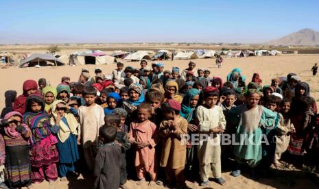  Anak-anak dari kamp pengungsi sementara, tinggal di tempat penampungan sementara di distrik Maiwand dan Panjwayi, di Kandahar, Afghanistan, 10 November 2020. Menurut laporan UNHCR, ada hampir 2,5 juta pengungsi terdaftar dari Afghanistan. Mereka merupakan populasi pengungsi berkepanjangan terbesar di Asia, dan populasi pengungsi terbesar kedua di dunia. Mengingat situasi keamanan yang semakin memburuk di banyak bagian negara, kekerasan terus membuat orang meninggalkan rumah mereka.