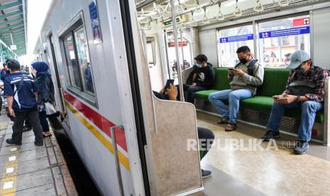 Sejumlah penumpang berada di dalam kereta rel listrik (KRL) Commuterline di Stasiun Manggarai, Jakarta, Selasa (14/4/2020). Kementerian Badan Usaha Milik Negara (BUMN) mengikuti keputusan pemerintah terkait penghentian sementara operasional kereta rel listrik (KRL) selama pembatasan sosial berskala besar (PSBB) di Jabodetabek. 