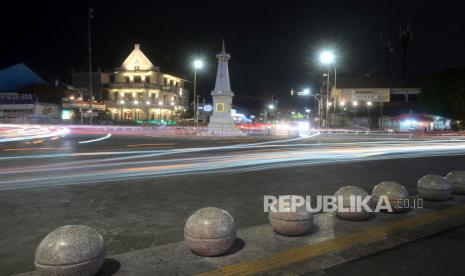 Pemandangan Tugu Pal Putih saat senja di Yogyakarta, Selasa (9/8/2022). Kawasan Tugu Pal Putih menjadi salah satu primadona pengunjung menghabiskan saat senja. Tugu Pal Putih Merupakan bagian dalam sumbu filosofis Yogyakarta, sebuah jalan atau garis membentang lurus yang menghubungkan Tugu Pal Putih, Malioboro, Keraton Yogyakarta, dan Panggung Krapyak. Garis membentang lurus itu merupakan garis imajiner memiliki makna mendalam.