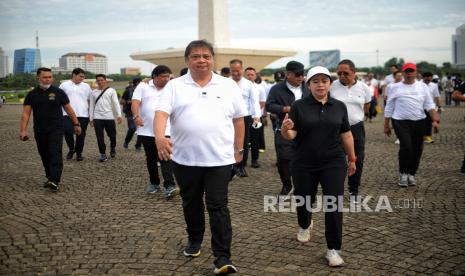 Ketua Dewan Pengurus Pusat (DPP) Bidang Politik dan Keamanan PDI Perjuangan Puan Maharani (kanan) bersama Ketua Umum Partai Golongan Karya AIrlangga Hartarto (kiri) berbincang saat jalan santai di Monas, Jakarta, Sabtu (8/10/2022). Kegiatan jalan santai tersebut merupakan silaturahmi dan konsolidasi politik menjelang pemilu 2024. Republika/Thoudy Badai