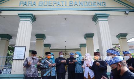 Wali Kota Bandung Oded M Danial dan Wakil Wali Kota Bandung Yana Mulyana bersama Forum Komunikasi Pimpinan Kepala Daerah (Forkopimda) ziarah ke makam para Boepati Bandoeng, Jalan Karanganyar, Kamis (23/9). Acara tersebut merupakan rangkaian kegiatan menjelang hari jadi Kota Bandung ke-211 pada tanggal 25 September 2021.