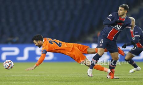 Leandro Paredes (kanan) dan Mahmut Tekdemir berebut bola pada laga Grup H Liga Champions antara Paris Saint-Germain (PSG) dan Istanbul Basaksehir di Paris, Perancis, Rabu (9/12) dini hari.