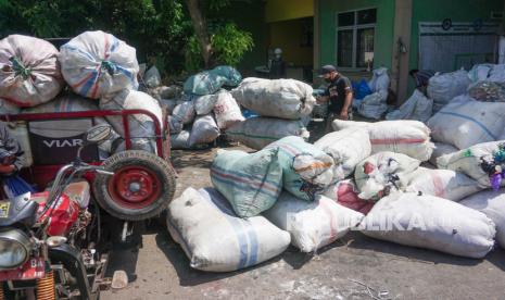 Petugas mengumpulkan sampah plastik di Bank Sampah Pekalongan, Jawa Tengah, Rabu (22/9/2021). Menurut petugas setempat, Bank Sampah Pekalongan menargetkan sebanyak  lima ton sampah plastik yang dikumpulkan dari berbagai macam pengepul di berbagai tempat sampah untuk mengurangi penumpukan sampah plastik di Kota Pekalongan. 