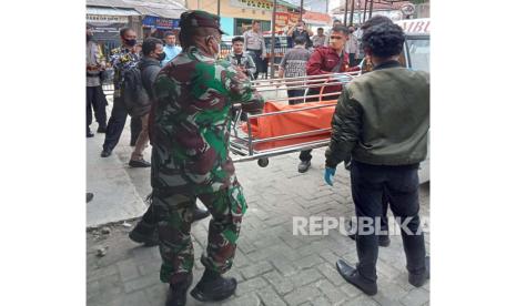 Seorang Mahasiswa Universitas Indonesia (UI) Depok, berinisial MNZ (19 tahun) ditemukan meninggal dunia dalam keadaan terbungkus plastik sampah hitam di kamar kosnya di Kawasan Kukusan, Beji, Kota Depok, Jumat (4/8/2023). Korban diduga dibunuh senior kampusnya sendiri, AAB (23 tahun) yang saat ini sudah diamankan Polres Metro Depok. 