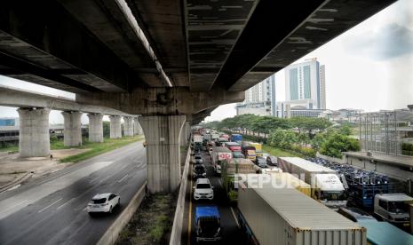 Sejumlah kendaraan terjebak kemacetan di jalan Tol Jakarta Cikampek, Cikarang, Kabupaten Bekasi, Jawa Barat (ilustrasi). PT Jasa Marga (Persero) menyiapkan skema contra flow atau lawan arah untuk mengantisipasi kemacetan yang berpotensi ditimbulkan akibat perbaikan jalan di Ruas Tol Jakarta-Cikampek (Japek) pada akhir pekan ini. Republika/Thoudy Badai