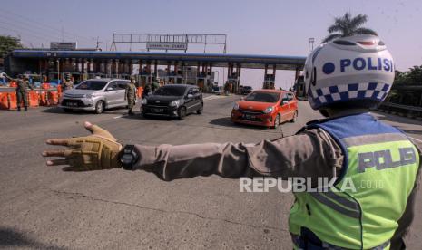 Petugas gabungan Satgas COVID-19 Kabupaten Bogor melakukan penyekatan di pintu keluar Tol Ciawi, Kabupaten Bogor, Jawa Barat  Jawa Barat, Ahad (18/7/2021). Penyekatan kendaraan di gerbang tol pintu keluar menuju jalur wisata Puncak selama Pemberlakuan Pembatasan Kegiatan Masyarakat (PPKM) Darurat itu untuk mengantisipasi penyebaran COVID-19 dan kendaraan selain plat (F) akan diputar balik. 