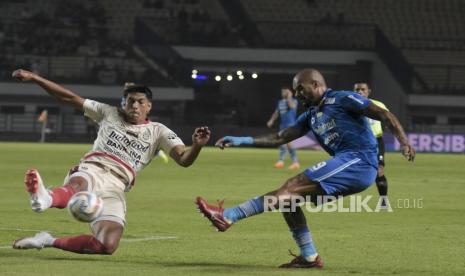 Penyerang Persib Bandung David Da Silva (kanan) berusaha menendang bola pada pertandingan lanjutan BRI Liga 1 di Stadion Gelora Bandung Lautan Api (GBLA) Gedebage, Kota Bandung, Jawa Barat, Kamis (3/8/2023). Dalam pertandingan tersebut Persib Bandung imbang melawan Bali United FC dengan skor 0-0.