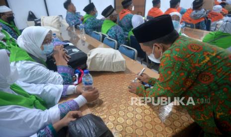 Petugas mendata barang jamaah calon haji (Calhaj) kloter 20 Embarkasi Solo yang ditinggal sebelum pemberangkatan menuju bandara di Asrama Haji Donohudan, Boyolali, Jawa Tengah, Jumat (17/6/2022). Petugas kembali memberikan pengantar untuk calhaj untuk mengeluarkan barang yang dilarang saat penerbangan seperti biji-bijian, powerbank diatas 3200 mAh, pisau cukur, air minum. Embarkasi Solo Telah Berangkatkan 8.960 Jamaah Haji